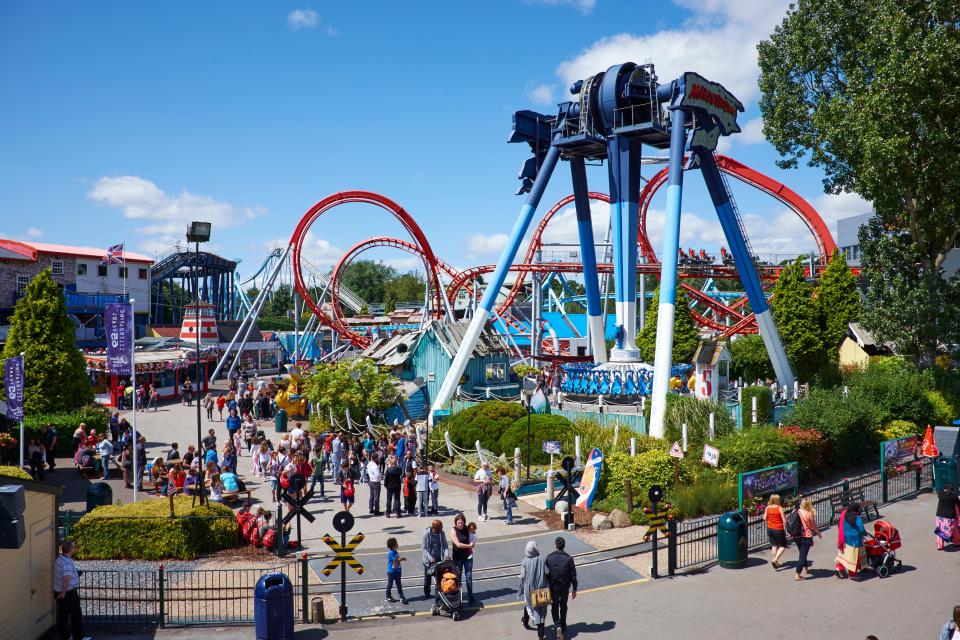 a roller coaster at an amusement park has a sign that says ' thunderbolt ' on it
