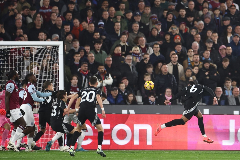 Arsenal’s Brazilian defender #06 Gabriel Magalhaes (R) heads home the opening goal during the English Premier League football match between West Ham United and Arsenal at the London Stadium, in London on November 30, 2024. 