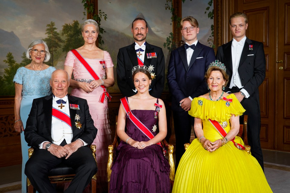 Formal portrait of the Norwegian royal family.