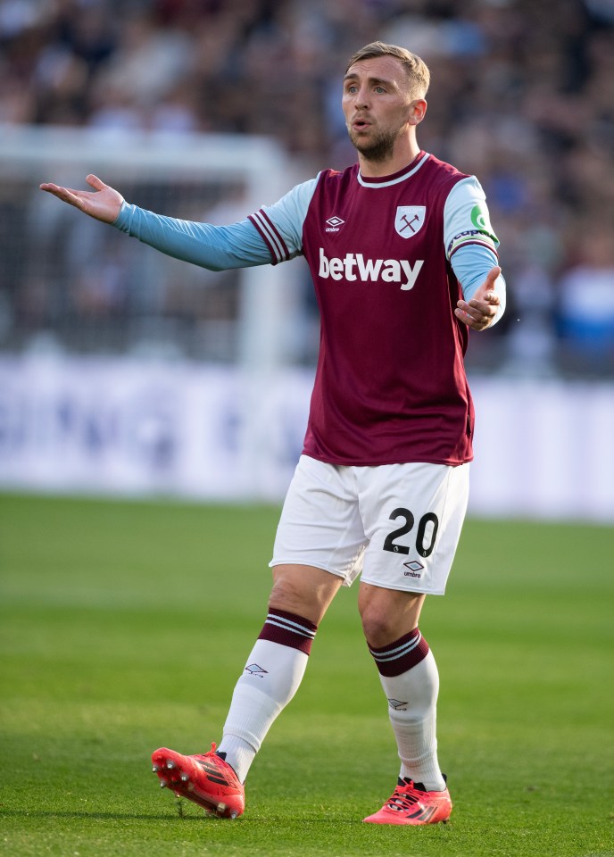 a soccer player with the number 20 on his jersey