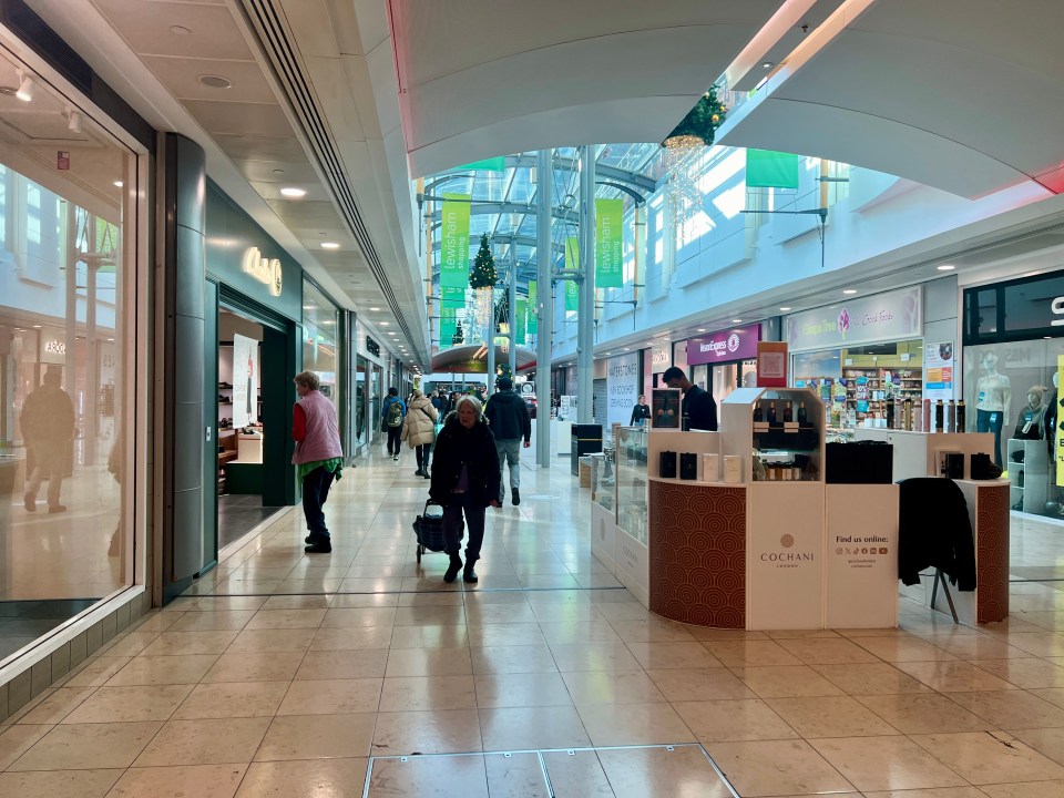 a store in a mall has a sign that says cocaina