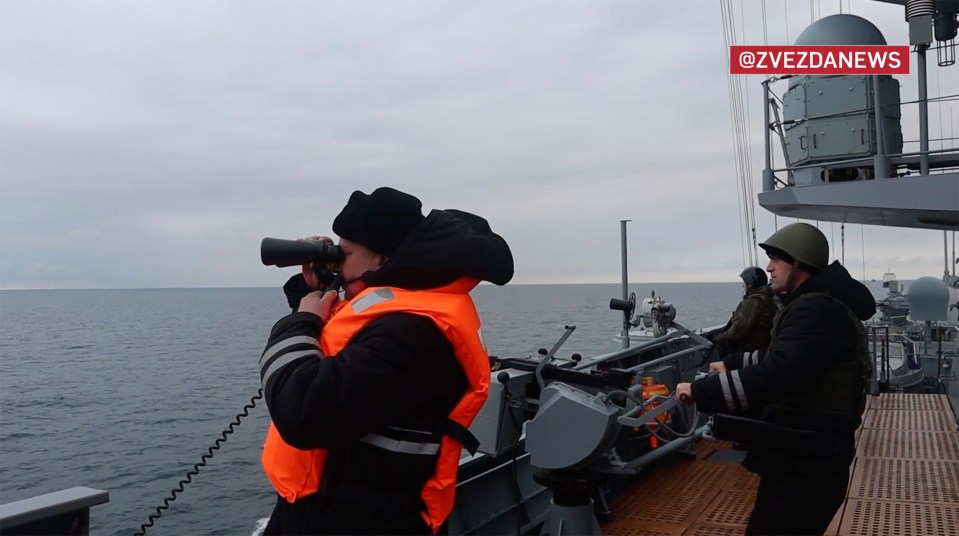 a man looking through binoculars on a boat with the hashtag @zvezdanews
