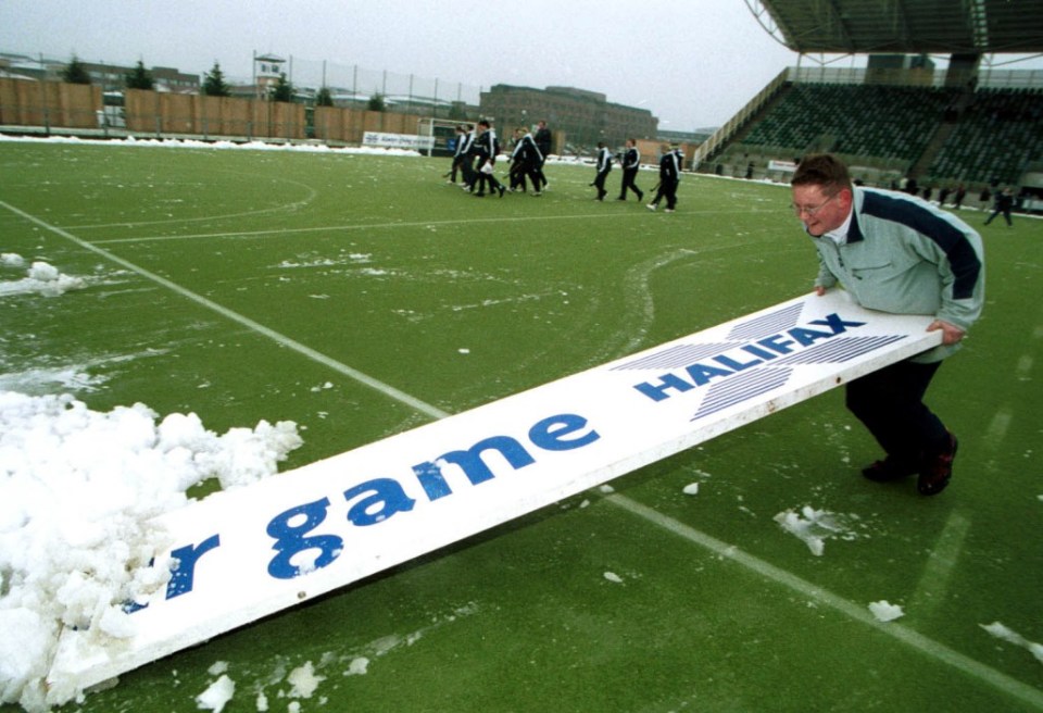 21 Mar 2001:  Spectators help clear the pitch of snow before the British Universities Halifax Hockey Final at the National Hockey Stadium, Milton Keynes. Mandatory Credit: Craig Prentis/ALLSPORT