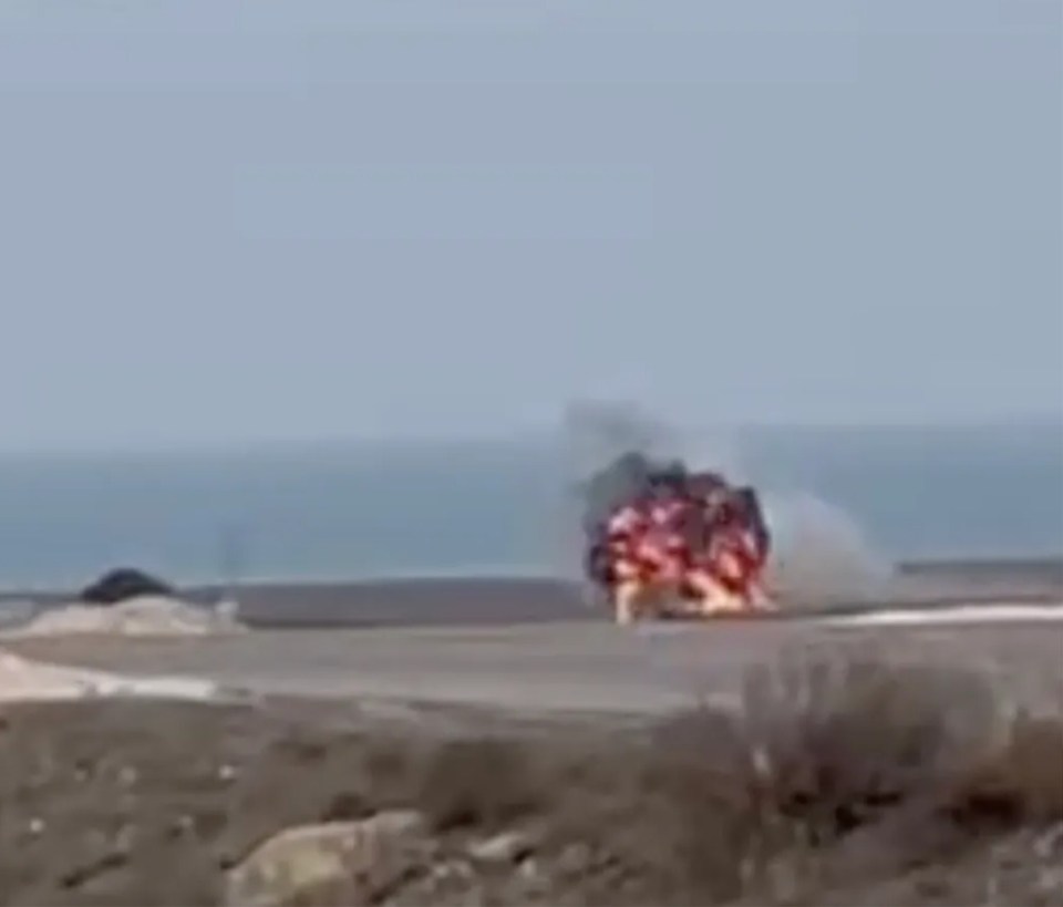 Azerbaijan Airlines Embraer E190AR plane crash landing in Aktau, Kazakhstan.