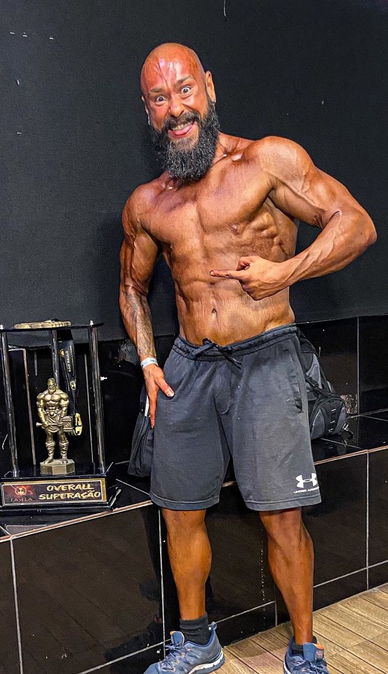 Bodybuilder Leonardo Machado shows off his physique and an award.