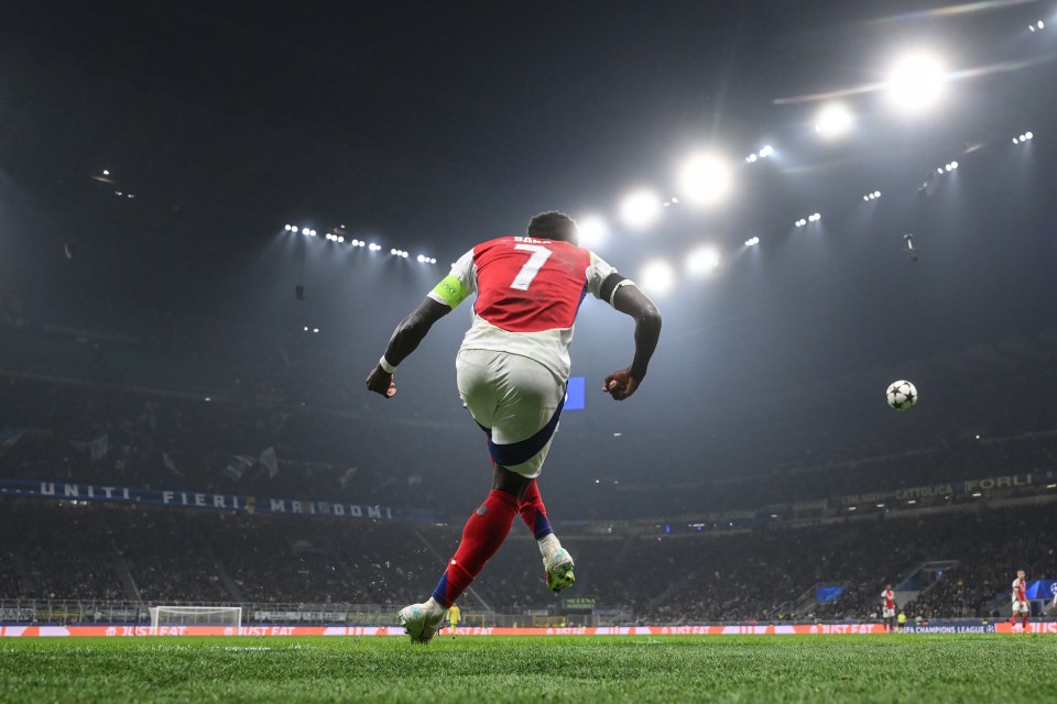 Bukayo Saka of Arsenal takes a corner