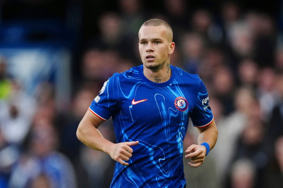 Mykhailo Mudryk running in a Chelsea soccer uniform.