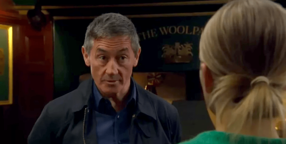 Emmerdale's DS Foy speaks to a woman in a pub.