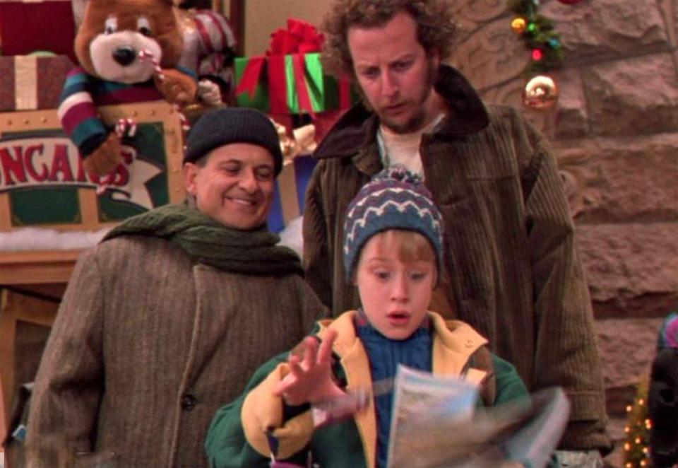 Scene from Home Alone 2: Lost in New York showing Joe Pesci, Macaulay Culkin, and Daniel Stern.