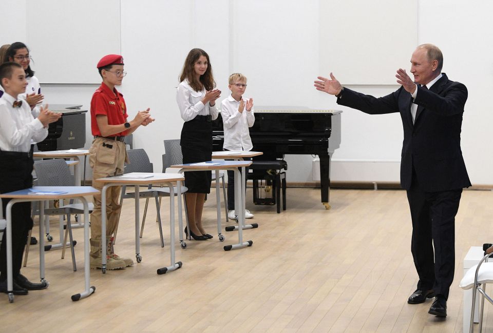 Vladimir Putin addressing young Olympiad winners.