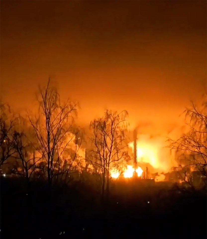 Lukoil-Nizhegorodnefteorgsintez oil refinery on fire.