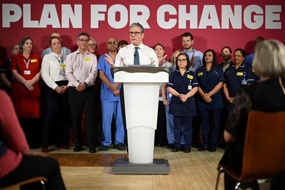 Keir Starmer speaking at a podium in front of healthcare workers.  A banner behind him reads "Plan for Change".