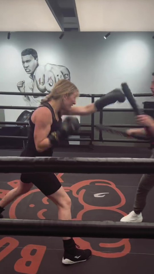 Ellie Goulding boxing.