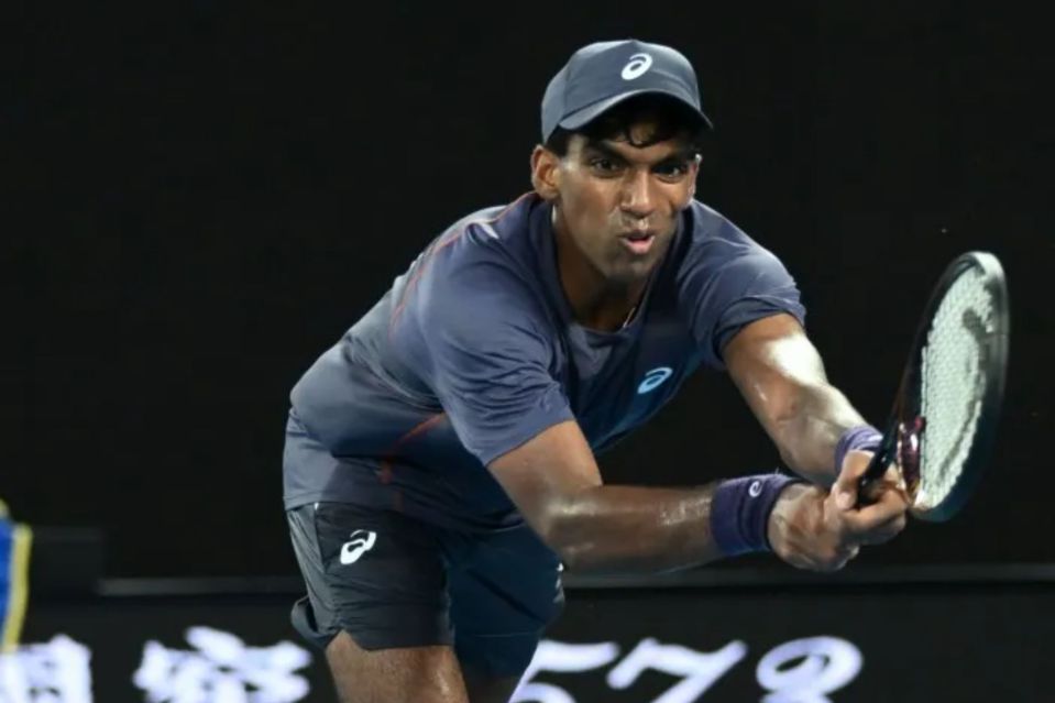 Tennis player Nishesh playing a tennis match.