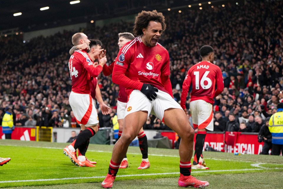 Manchester United's Joshua Zirkzee celebrates a goal with teammates.