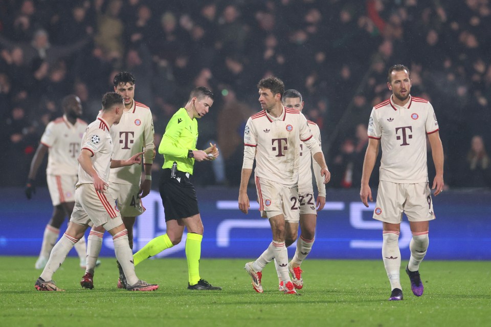 Thomas Müller and Harry Kane of Bayern Munich looking dejected on the field.