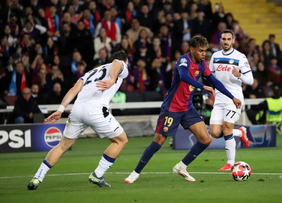 Lamine Yamal (FC Barcelona) and Sead Kolasinac (Atalanta) vying for the ball during a UEFA Champions League match.