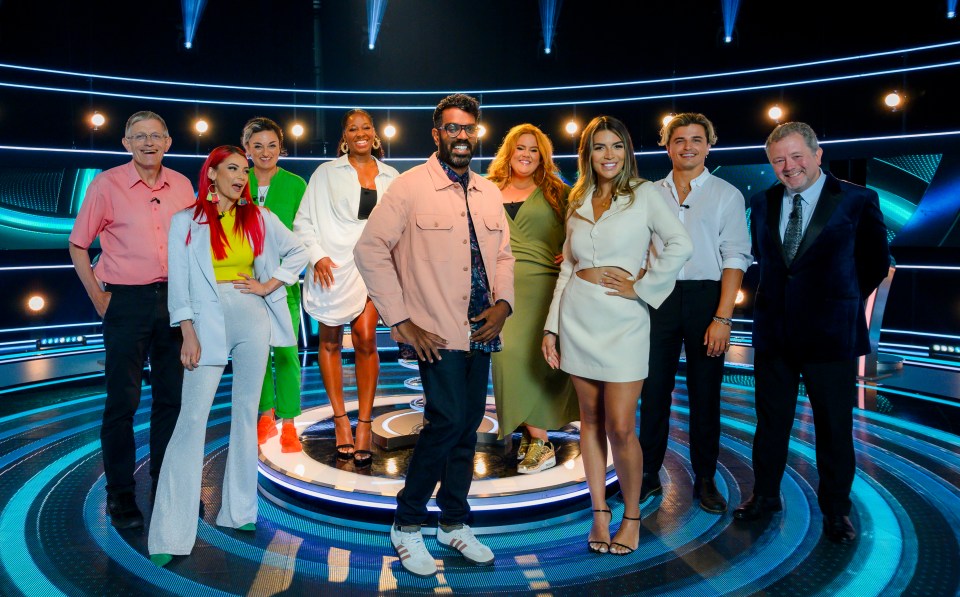 Group photo of The Weakest Link contestants.