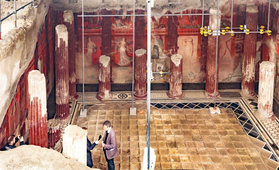 Minister Alessandro Giuli visiting a Pompeii construction site where a 1st-century BC megalography was discovered.