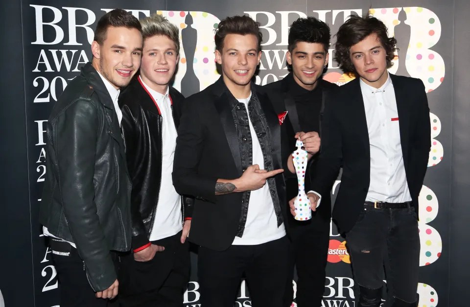 One Direction holding an award.