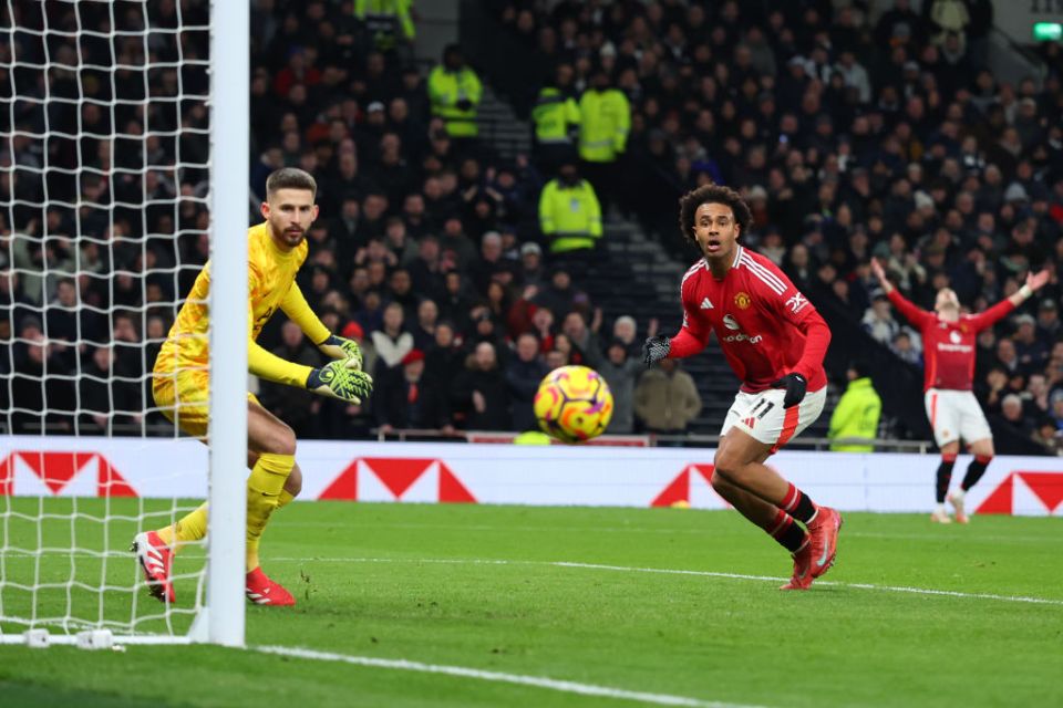 LONDON, ENGLAND - FEBRUARY 16: Joshua Zirkzee of Manchester United heads wide during the Premier League match between Tottenham Hotspur FC and Manchester United FC at Tottenham Hotspur Stadium on February 16, 2025 in London, England. (Photo by Marc Atkins/Getty Images)
