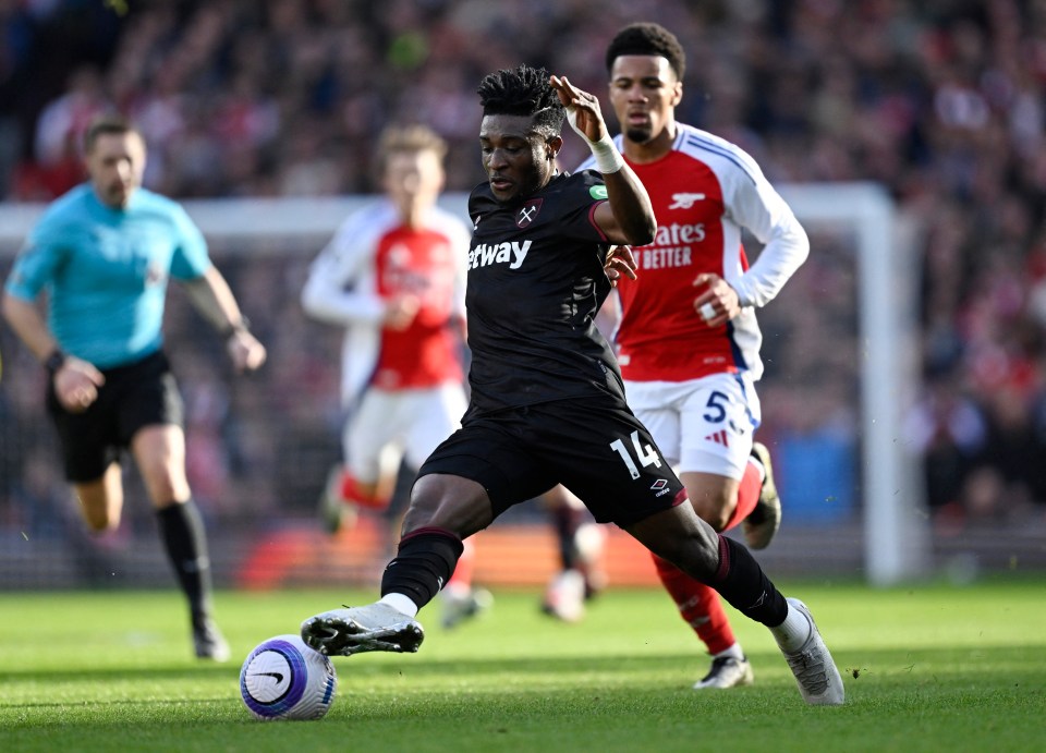 Soccer Football - Premier League - Arsenal v West Ham United - Emirates Stadium, London, Britain - February 22, 2025 West Ham United's Mohammed Kudus in action with Arsenal's Ethan Nwaneri REUTERS/Tony O Brien EDITORIAL USE ONLY. NO USE WITH UNAUTHORIZED AUDIO, VIDEO, DATA, FIXTURE LISTS, CLUB/LEAGUE LOGOS OR 'LIVE' SERVICES. ONLINE IN-MATCH USE LIMITED TO 120 IMAGES, NO VIDEO EMULATION. NO USE IN BETTING, GAMES OR SINGLE CLUB/LEAGUE/PLAYER PUBLICATIONS. PLEASE CONTACT YOUR ACCOUNT REPRESENTATIVE FOR FURTHER DETAILS..