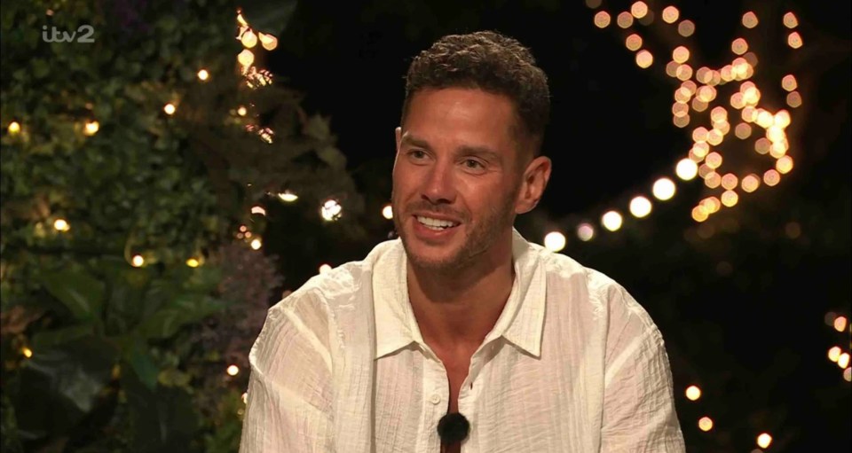 Scott Thomas from Love Island All Stars leaving the island.