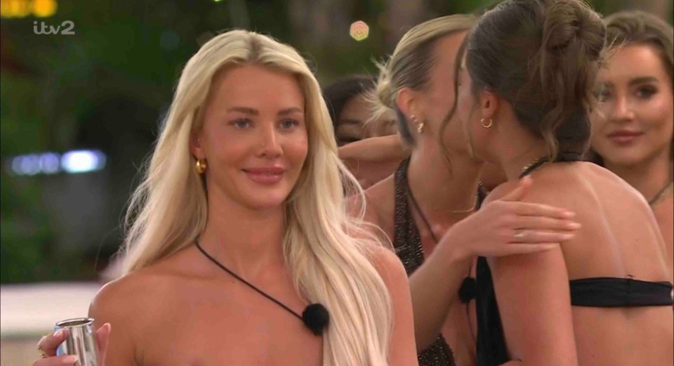 Samie Elishi, a new bombshell, is greeted by the boys on Love Island.