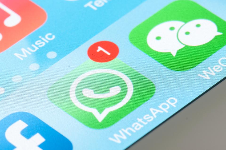 WhatsApp app icon with one unread message notification.
