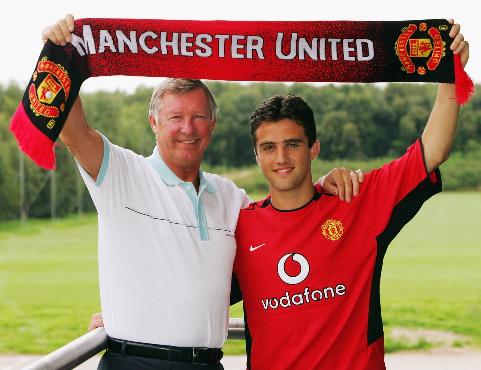 Giuseppe Rossi and Sir Alex Ferguson at a Manchester United signing.