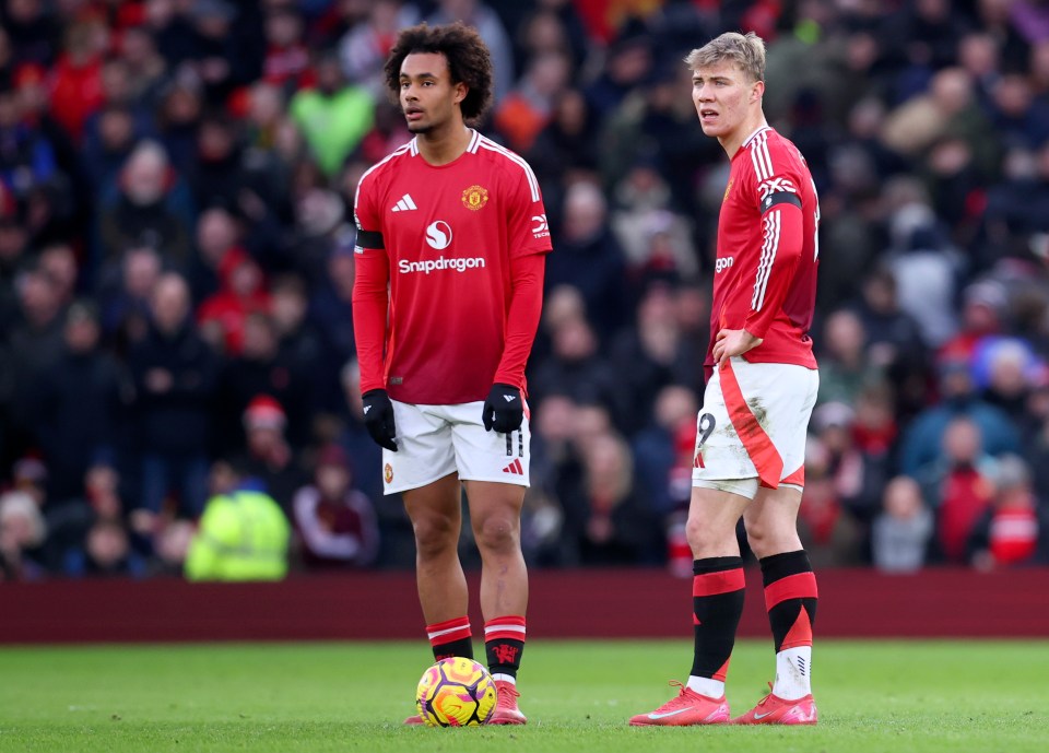 Joshua Zirkzee and Rasmus Hojlund of Manchester United on the pitch.