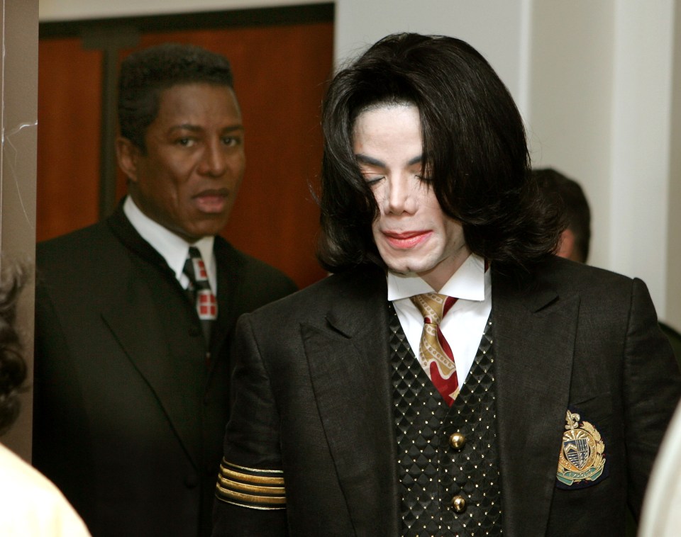 Michael Jackson and Jermaine Jackson arriving at a courthouse.