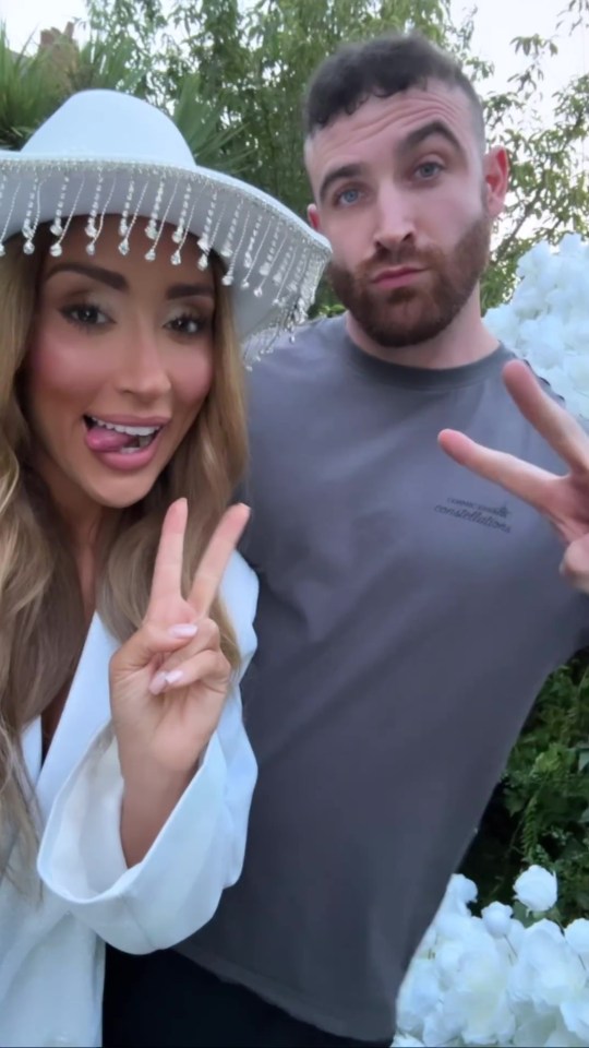 Photo of Matt Pilmoor and Shona Manderson making peace signs.