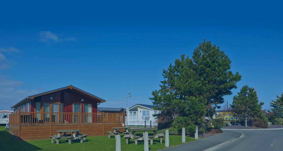 WhiteHouse Leisure Park cabins and picnic tables.