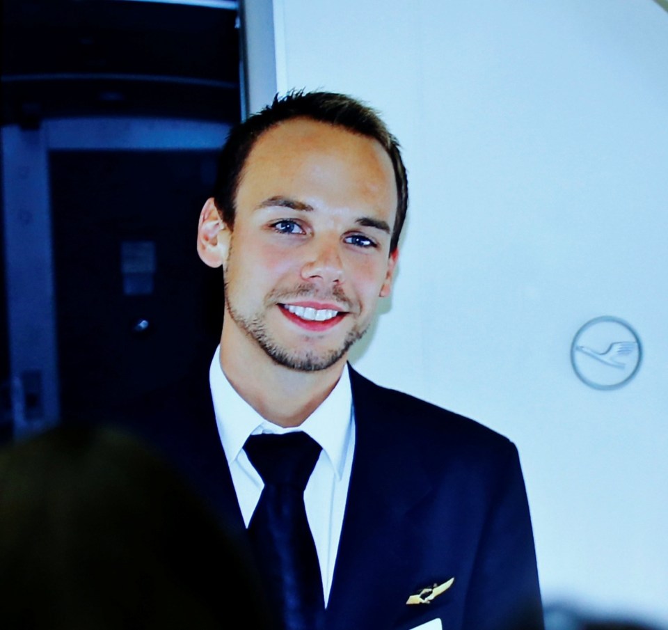 Screen showing a photo of Andreas Lubitz.