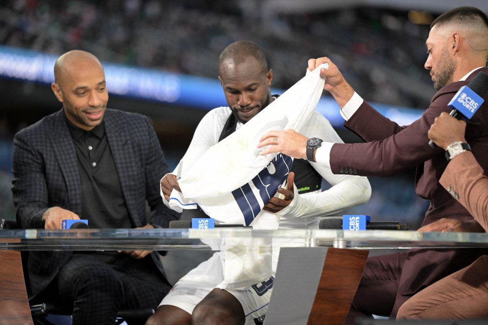 Panama's Cecilio Waterman giving his signed jersey to Thierry Henry.