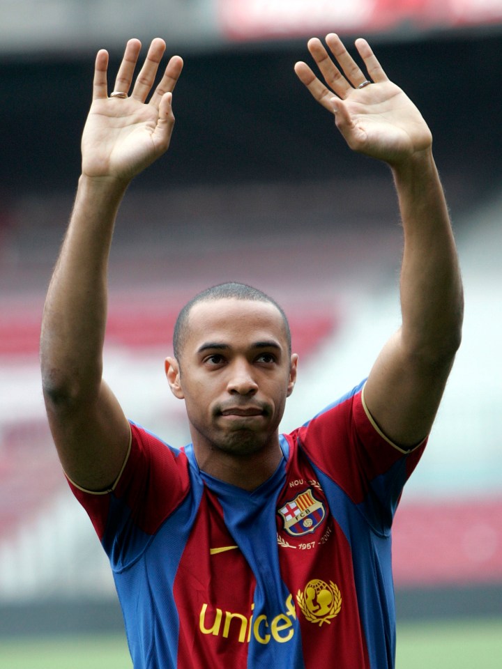 Thierry Henry waving to the crowd at his FC Barcelona presentation.