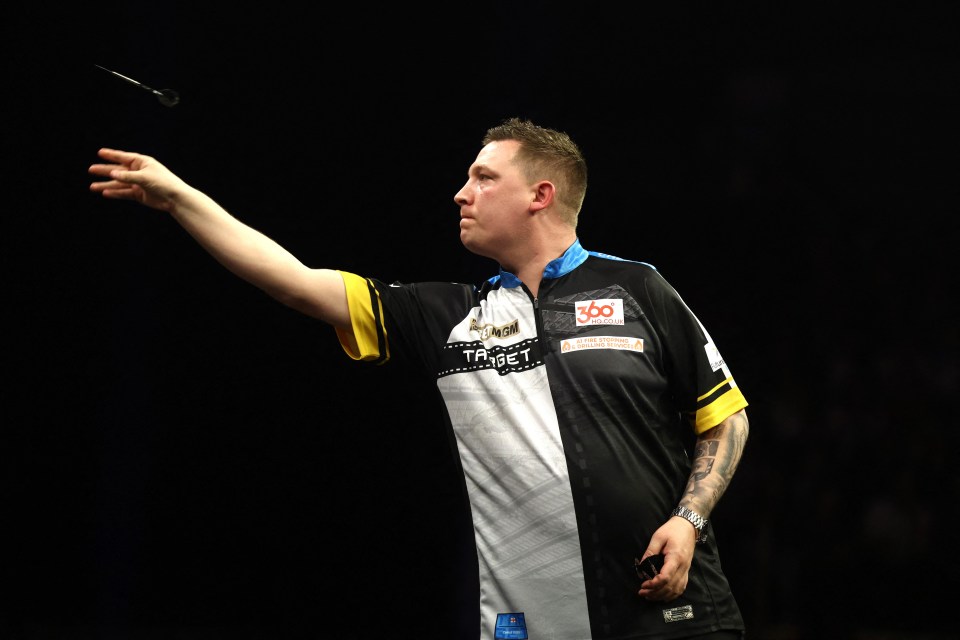 Chris Dobey throwing a dart.