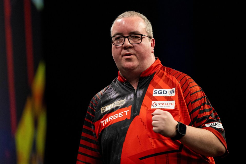 Stephen Bunting of England celebrating at the 2025 BetMGM Premier League darts.