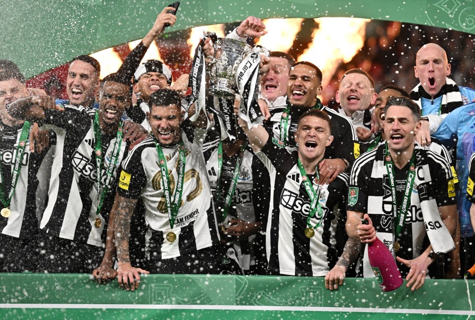 Newcastle United players celebrating Carabao Cup victory.
