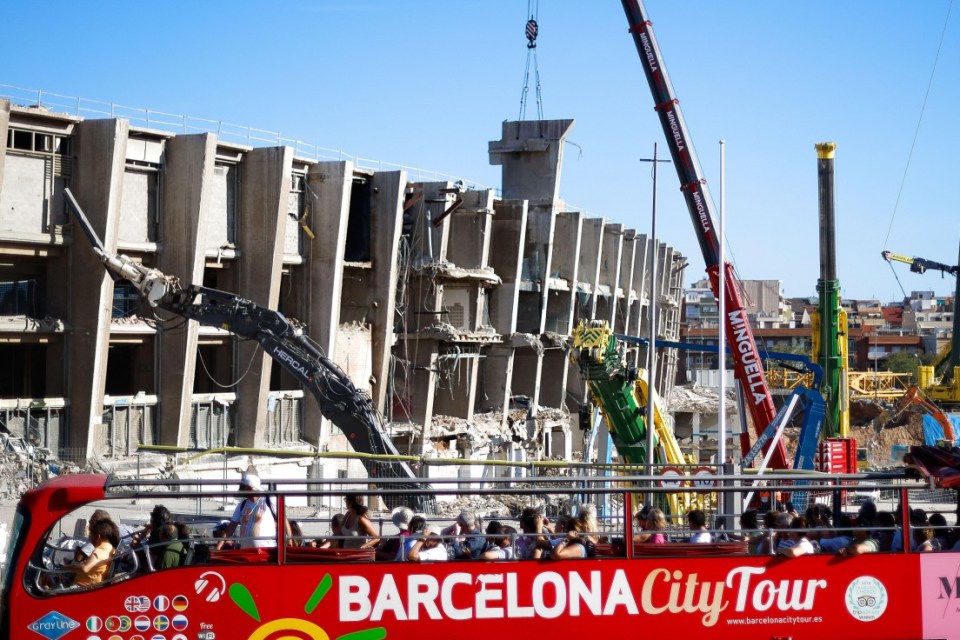 2T0RAC0 Barcelona, Spain. 28th Sep, 2023. A group of tourists in a tour bus record the cranes demolishing the 3th grandstand of the Spotify Camp Nou. The Barcelona team reforms its stadium to expand its capacity to 105.000 spectators and will be among the most modern stadiums in the world. (Credit Image: ¿ Pol Cartie/SOPA Images via ZUMA Press Wire) EDITORIAL USAGE ONLY! Not for Commercial USAGE!