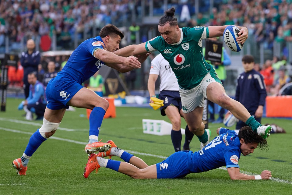 ROME, ITALY - MARCH 15: James Lowe of Ireland competes for the ball with Tommaso Allan of Italy during the Guinness Six Nations 2025 match between Italy and Ireland at Stadio Olimpico on March 15, 2025 in Rome, Italy. (Photo by Emmanuele Ciancaglini/Ciancaphoto Studio/Getty Images)