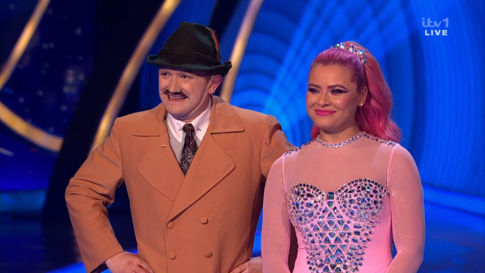 Screenshot of two contestants on a TV show.