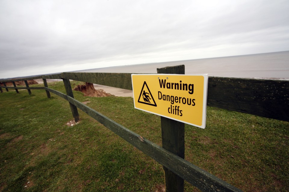 Warning sign: Dangerous cliffs.