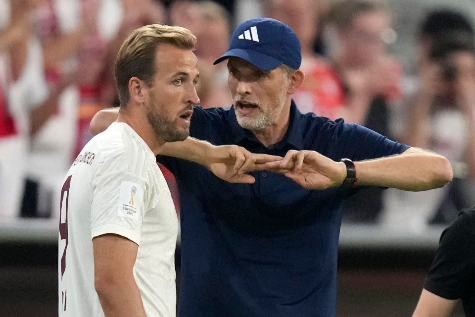 Thomas Tuchel coaching Harry Kane.