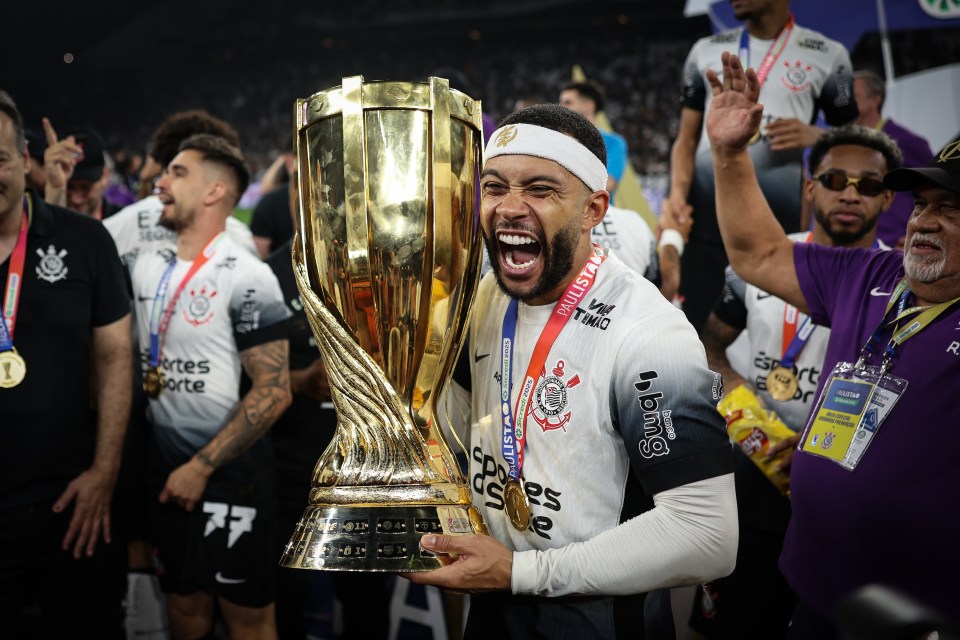 Memphis Depay of Corinthians celebrating with the Campeonato Paulista trophy.