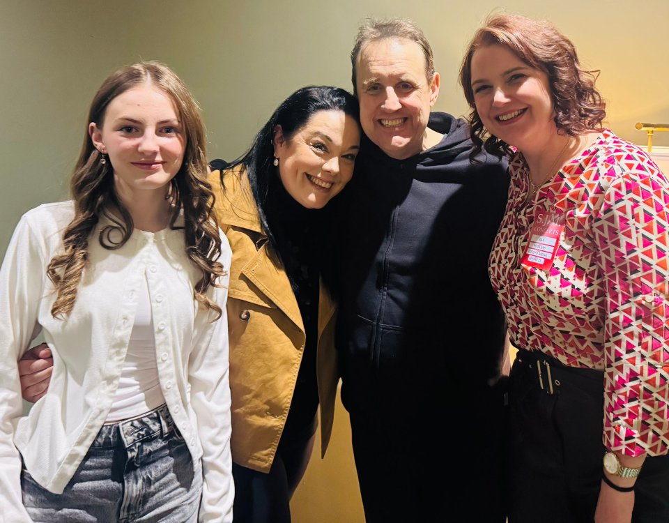 Peter Kay with three women backstage at a show.