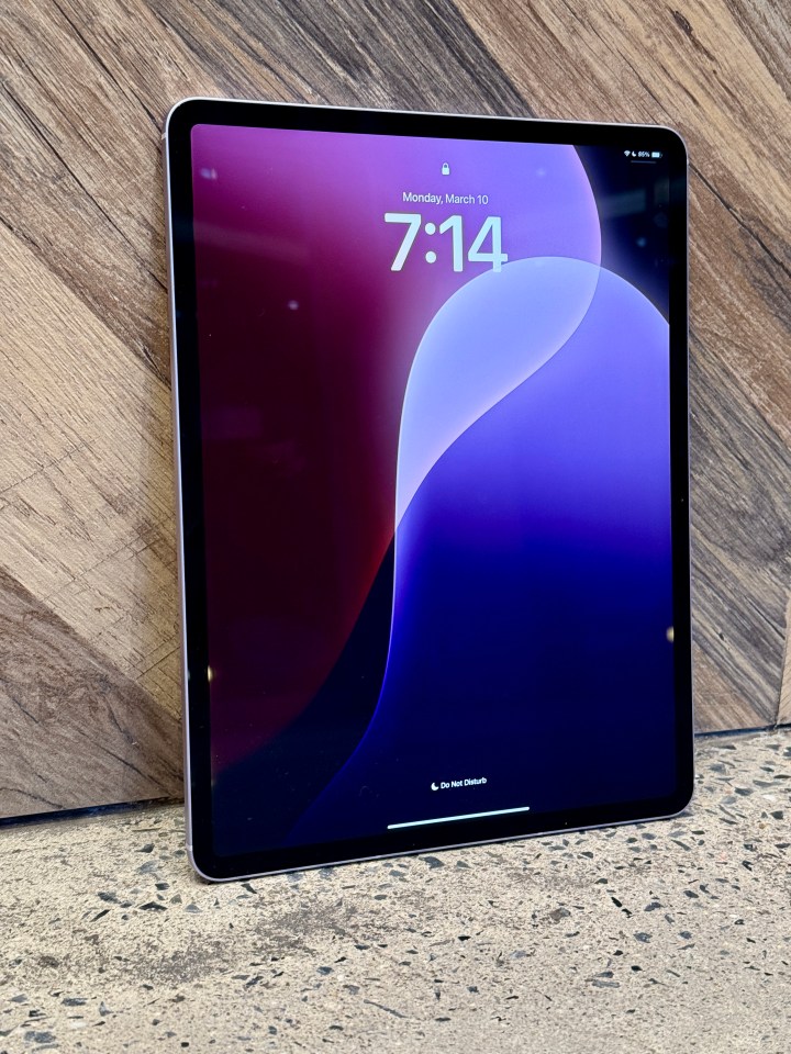 iPad Air 2025 on a table.