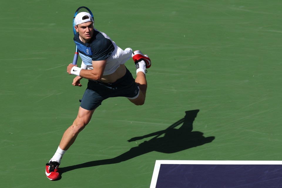 Jack Draper returning a tennis shot.