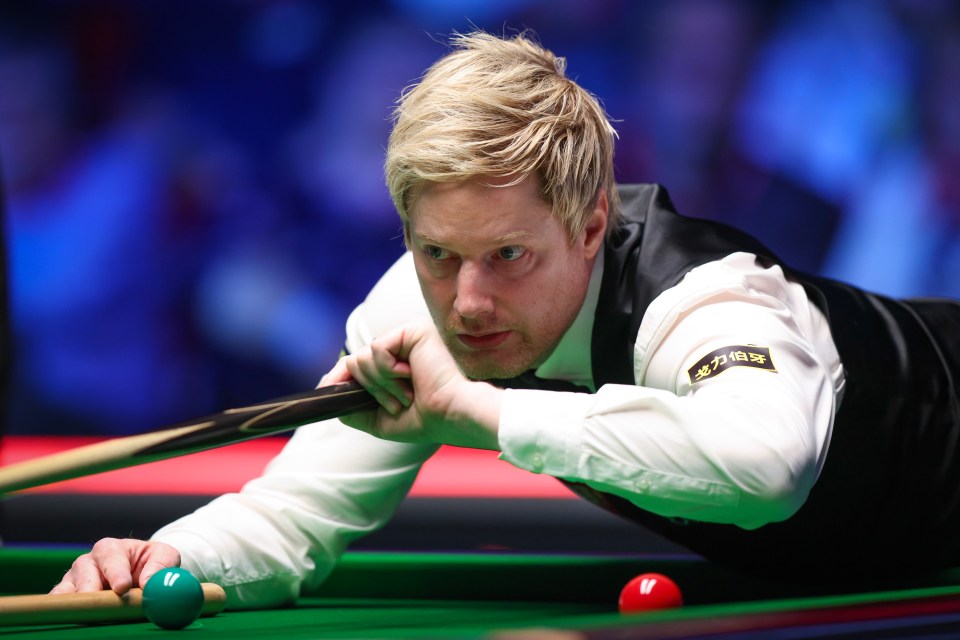 Neil Robertson playing snooker.